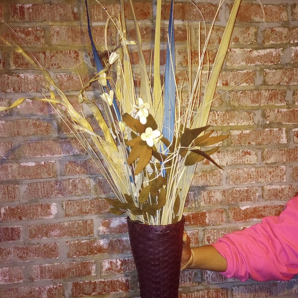 Dried cluster basket vase